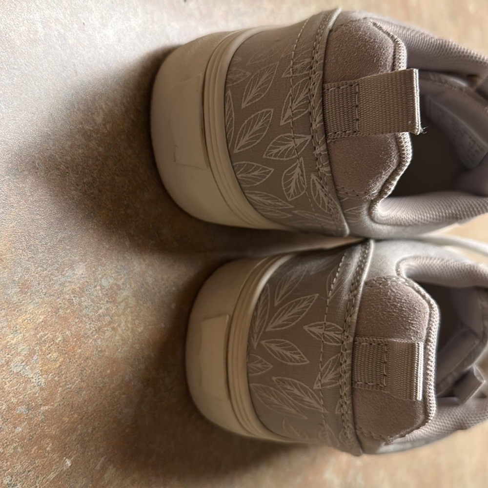 SOLD - Levi’s Grey Leaf Print Lace Up Sneakers - Picture 7 of 7